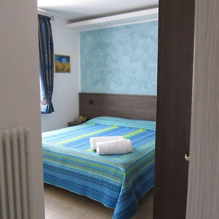 B&B Lori-2